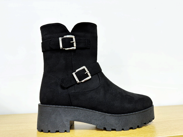 Botas femininas impermeáveis ​​com design elegante e altura aumentada