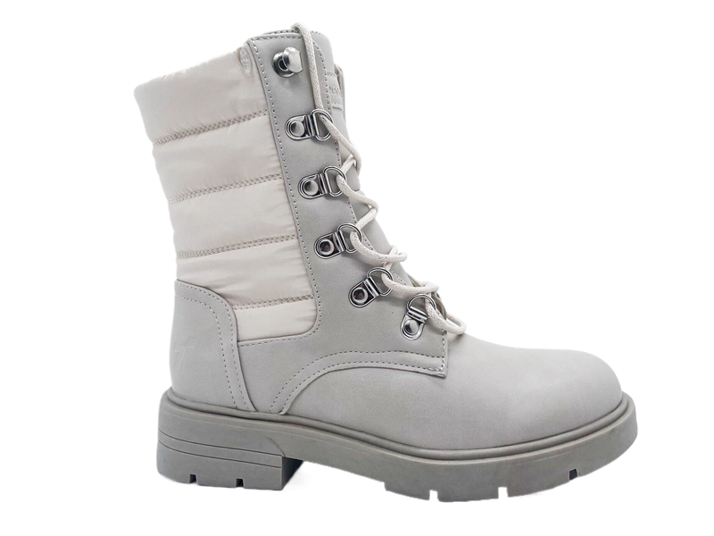 Bota de menina alegre, jovem, aconchegante e cativante